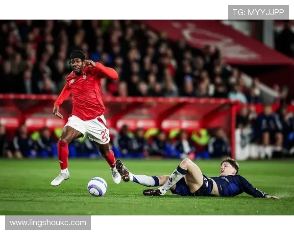 曼联防线失误频繁引发争议,球队稳定性承压制约赛季走势